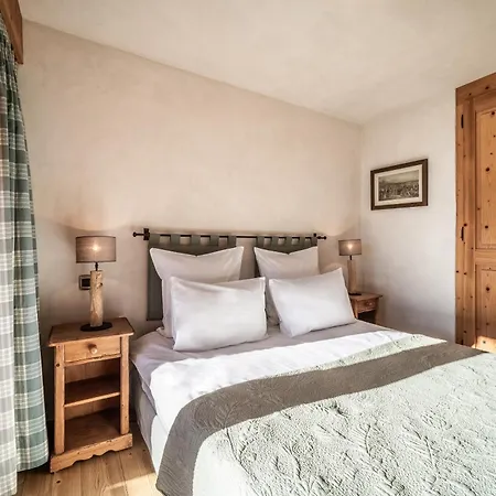 Capel - By Emerald Verbier